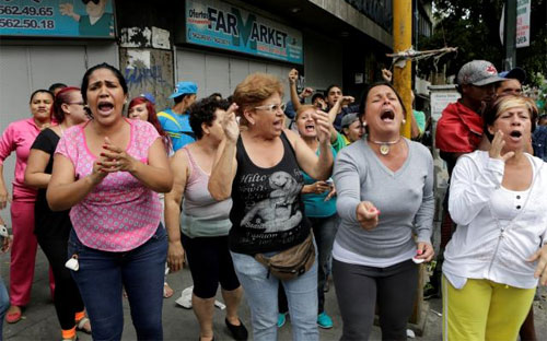 Người dân Venezuela biểu tình gần dinh tổng thống ở Caracas ngày 2/6 - Ảnh: Reuters.<br>