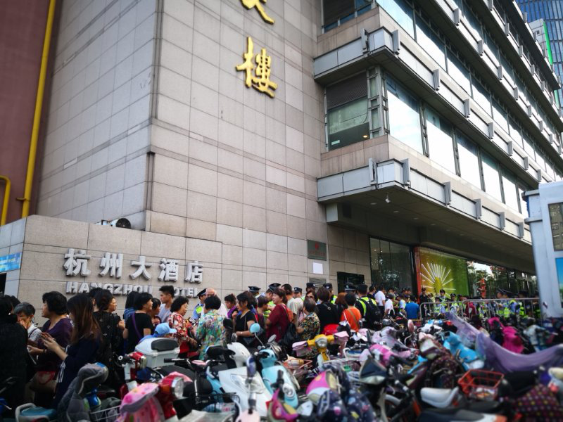 Hàng trăm nhà đầu tư của một công ty cho vay P2P tập trung trước trụ sở công ty ở Hàng Châu để đòi tiền khi nền tảng sụp đổ - Ảnh: Epoch Times.