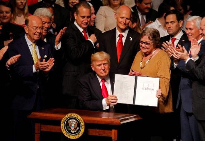 Tổng thống Mỹ Donald Trump ký sắc lệnh về Cuba ngày 16/6 - Ảnh: Reuters.