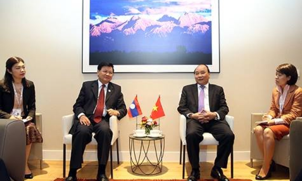 Thủ tướng Nguyễn Xuân Phúc tiếp Thủ tướng Lào Thongloun Sisoulith - Ảnh: VGP/Quang Hiếu.