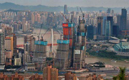 Một trung tâm mua sắm đang được xây dựng ở Trùng Khánh, Trung Quốc, hôm 13/7/2017 - Ảnh: Reuters.<br>