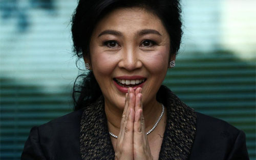 Cựu Thủ tướng Thái Lan Yingluck Shinawatra chắp tay chào người ủng hộ bà ở Bangkok hôm 1/8 - Ảnh: Reuters.<br>