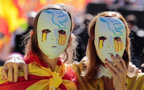 Người biểu tình phản đối Catalonia ly khai ở Barcelona hôm 8/10 - Ảnh: Reuters.<br>