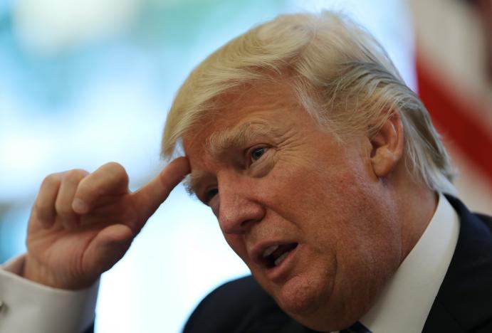 Tổng thống Mỹ Donald Trump trong cuộc trả lời phỏng vấn hãng tin Reuters tại Phòng Bầu dục, Nhà Trắng ngày 27/4 - Ảnh: Reuters.<br>