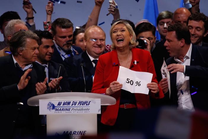 Ứng cử viên Tổng thống Pháp Marine Le Pen trong cuộc vận động tranh cử ở Paris ngày 17/4 - Ảnh: Reuters.<br>