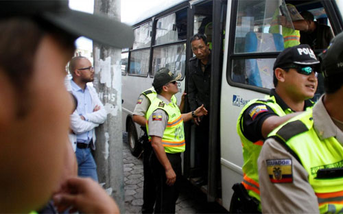Một ngư dân Trung Quốc bước xuống xe bus ở San Cristobal, Ecuador sau khi bị bắt cùng với các thuyền viên Trung Quốc khác vì đánh bắt cá trái phép ở quần đảo Galapagos, hôm 25/8 - Ảnh: Reuters.<br>