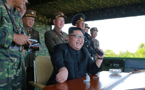 Nhà lãnh đạo Triều Tiên Kim Jong Un trong một chuyến thị sát quân đội - Ảnh: KCNA/Reuters.<br>