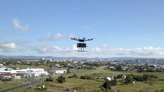 Một máy bay không người lái của Flytrex đang giao hàng ở Reykjavik, Iceland - Ảnh: CNBC.<br>