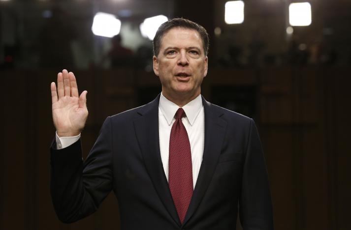 Cựu Giám đốc FBI James Comey trong phiên điều trần ngày 8/6 - Ảnh: Reuters.<br>