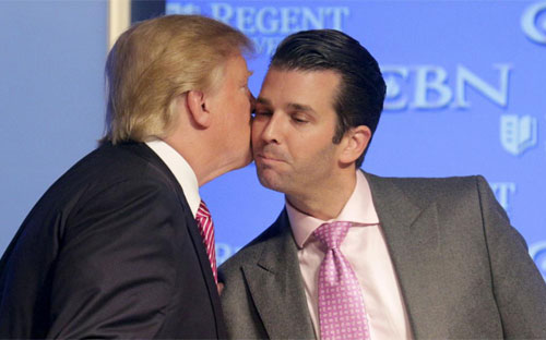 Donald Trump Jr. (phải) và và ứng cử viên Donald Trump tại một sự kiện vận động tranh cử Tổng thống của ông Trump ở Virginia, tháng 2/2016 - Ảnh: Reuters.<br>