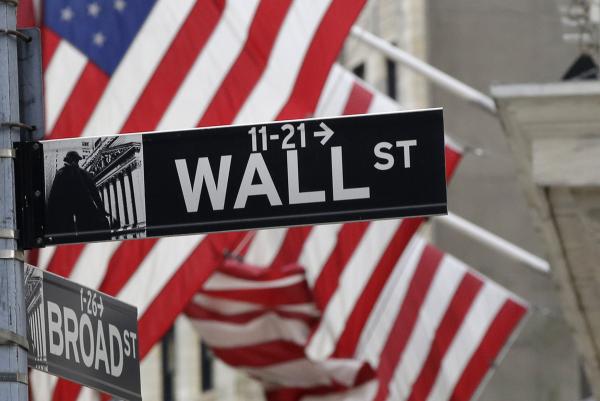 IMF dự báo kinh tế Mỹ tăng trưởng 2,1% trong năm nay và năm tới, 
giảm mạnh so với mức dự báo tăng 2,3% trong 2017 và 2,5% trong năm 2018 
đưa ra trong báo cáo tháng 4. 
