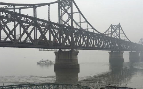 Cây cầu nối giữa biên giới Triều Tiên với thành phố Dandong của Trung Quốc, tháng 3/2016 - Ảnh: Reuters.<br>