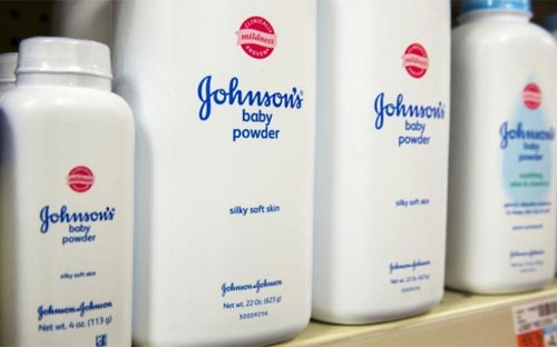 Sản phẩm phấn rôm Johnson's Baby Powder của Johnson & Johnson - Ảnh: Reuters.<br>