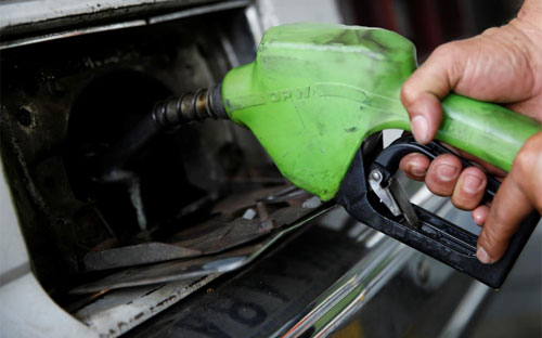 Tổ chức Các nước xuất khẩu dầu lửa (OPEC), Nga và một số nước sản xuất 
dầu khác đã cắt giảm sản lượng khoảng 1,8 triệu thùng/ngày từ đầu năm 
2017, giúp nâng giá dầu tăng khoảng 15% trong 3 tháng qua - Ảnh: Reuters.<br>