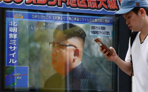 Một màn hình TV tại Tokyo, Nhật Bản phát sóng bản tin vụ phóng tên lửa của Triều Tiên sáng 29/8 - Ảnh: Reuters.<br>