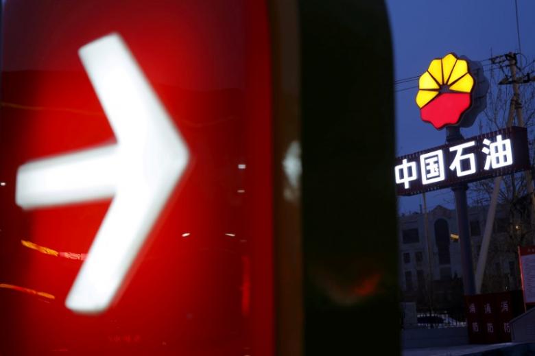 Logo của CNPC tại một trạm xăng ở Bắc Kinh, Trung Quốc, tháng 3/2016 - Ảnh: Reuters.<br>
