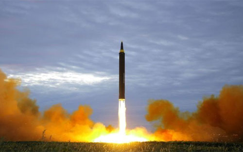 Một vụ phóng tên lửa tầm trung của Triều Tiên - Ảnh: KCNA/Reuters.<br>