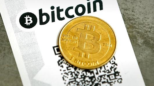 Giá Bitcoin mới chỉ vượt giá vàng lần đầu tiên hồi đầu tháng 3 năm nay - Ảnh: Reuters/CNBC.<br>