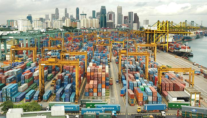Những container hàng hóa ở cảng Singapore. Năm ngoái, kim ngạch thương mại song phương giữa Trung Quốc và Singapore
 đạt 66 tỷ USD, chiếm 13% tổng kim ngạch thương mại của Singapore.