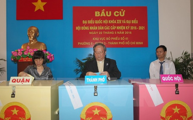 Tổng giám mục Tổng giáo phận Tp.HCM Bùi Văn Đọc bỏ phiếu tại điểm bầu cử khu vực bỏ phiếu số 41, phường 6, quận 3, Tp.HCM - Ảnh: Quang Nhựt/TTXVN.<br>