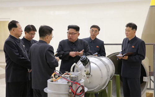 Nhà lãnh đạo Triều Tiên Kim Jong Un thăm một cơ sở hạt nhân của nước này - Ảnh: KCNA/EPA.<br>