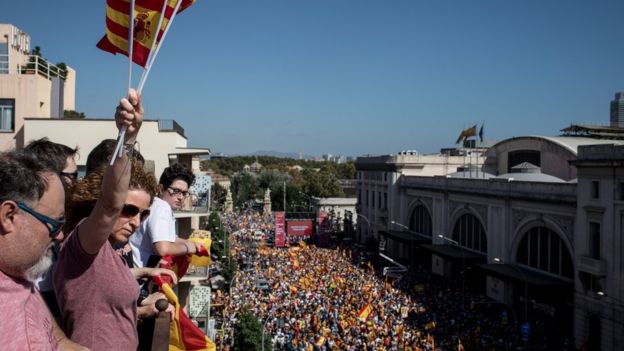 Biểu tình phản đối ly khai ở Catalonia ngày 8/10 - Ảnh: Getty/BBC.<br>