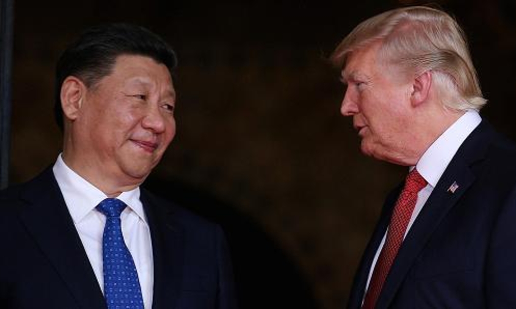 Tổng thống Mỹ Donald Trump (phải) và Chủ tịch Trung Quốc Tập Cận Bình trong cuộc gặp ở Florida, Mỹ vào tháng 4/2017 - Ảnh: Reuters/CNBC.