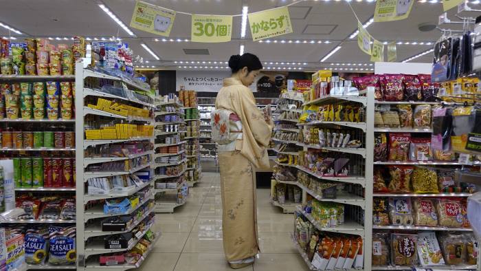 Tâm lý lạc quan của người tiêu dùng Nhật gia tăng trong quý 2 - Ảnh: EPA/FT.<br>