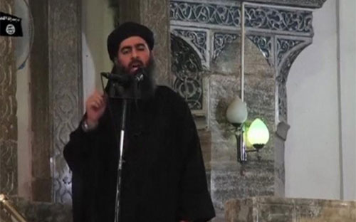 Ảnh cắt từ đoạn băng video trùm khủng bố Abu Bark Al-Baghdadi tuyên bố thành lập "Nhà nước Hồi giáo" tại một nhà thờ Hồi giáo ở Mosul, Iraq vào năm 2014 - Ảnh: Reuters.<br>