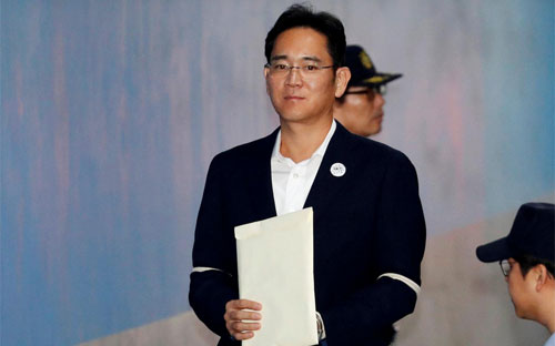 Chủ tịch Samsung Jay Y. Lee xuất hiện tại một tòa án ở Seoul ngày 12/10 - Ảnh: Reuters.