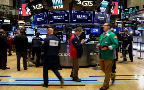 Các nhà giao dịch trên sàn chứng khoán NYSE, New York, ngày 3/10 - Ảnh: Reuters.<br>