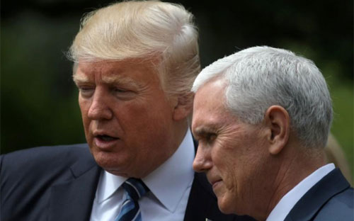 Phó tổng thống Mỹ Mike Pence (phải) và Tổng thống Donald Trump - Ảnh: Reuters.<br>