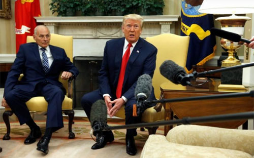 Tổng thống Mỹ Donald Trump (trái) phát biểu trước các nhà báo tại Nhà Trắng hôm 31/7. Bên cạnh ông Trump là Chánh thư ký mới được bổ nhiệm John Kelly - Ảnh: Bloomberg.<br>