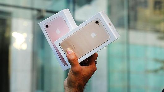Báo cáo của Strategy Analytics công bố ngày 10/5 cho biết Apple đã bán 
được 21,5 triệu đơn vị sản phẩm iPhone 7 trong 3 tháng đầu năm - Ảnh: Getty/CNBC.<br>