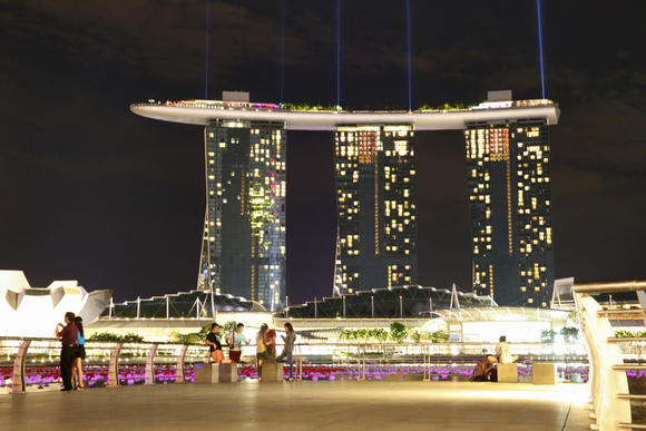 Khu nghỉ dưỡng-sòng bạc nổi tiếng Marina Bay Sands của Singapore - Ảnh: Nikkei Asian Review.<br>