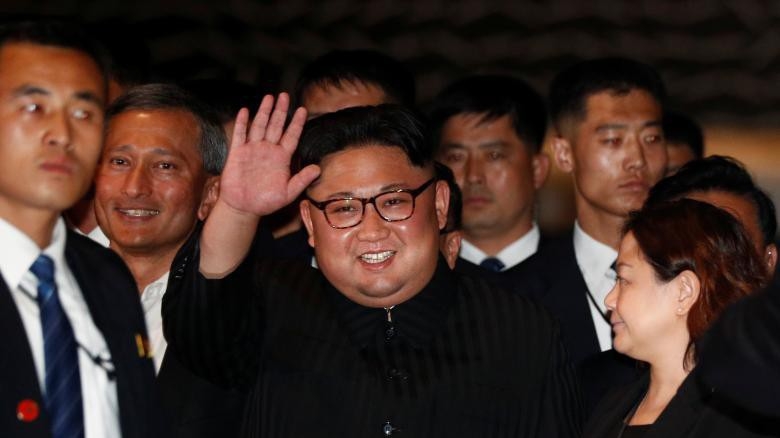 Nhà lãnh đạo Triều Tiên Kim Jong Un đi dạo buổi tối ở Singapore ngày 11/6 - Ảnh: Reuters.