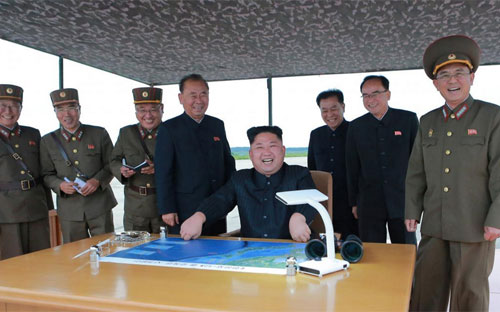 Nhà lãnh đạo Triều Tiên Kim Jong Un thị sát một cuộc tập trận tên lửa của quân đội nước này - Ảnh: KCNA/Reuters.<br>