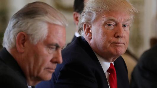 Ngoại trưởng Mỹ Rex Tillerson (trái) và Tổng thống Donald Trump - Ảnh: Reuters/CNBC.<br>
