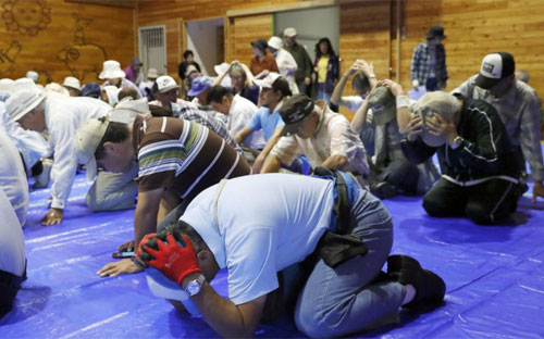 Người dân một thị trấn ở Hokkaido, Nhật Bản, diễn tập phòng chống động đất, tên lửa ngày 1/9 - Ảnh: Reuters.<br>