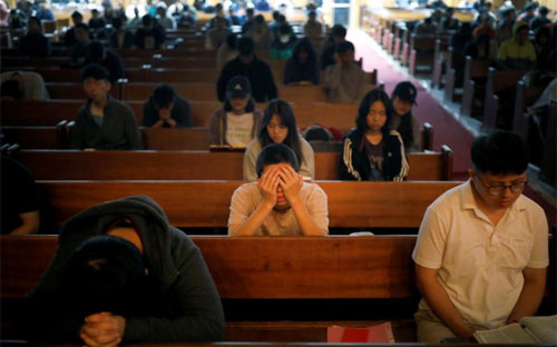 Sinh viên một trường đại học Hàn Quốc trong lễ cầu nguyện buổi sáng - Ảnh: Reuters.<br>