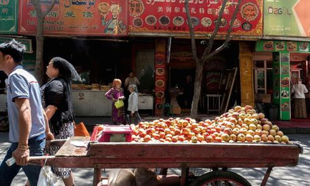 Một người đàn ông kéo xe chở hoa quả trên đường phố Urumqi, thủ phủ khu tự trị Tân Cương, Trung Quốc - Ảnh: Getty/CNBC.