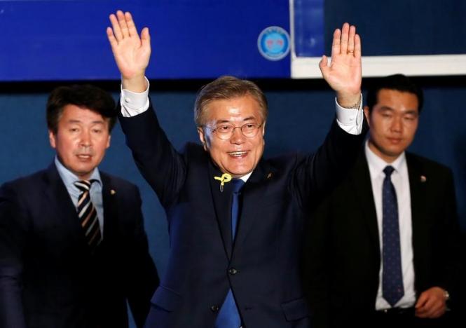 Ông Moon Jae-in vẫy chào người ủng hộ ngày 9/5 - Ảnh: Reuters.<br>