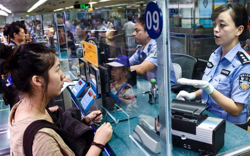 Sử dụng hệ thống nhận diện khuôn mặt tại một cửa khẩu của Trung Quốc - Ảnh: SCMP.<br>