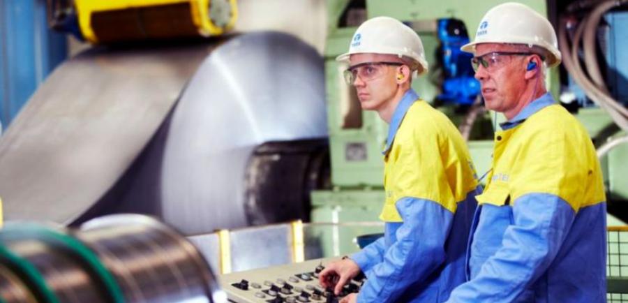 Công nhân làm việc trong một nhà máy thép ở châu Âu.<br>