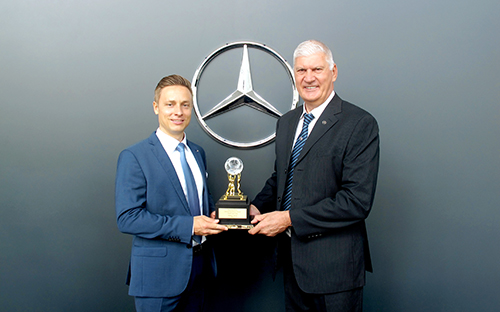 (Từ trái qua) ông Heiko Guenther, Giám đốc hậu mãi Mercedes-Benz Việt Nam trao giải thưởng Dịch vụ Xuất sắc cho ông Eugene Losew, Tổng giám đốc Vietnam Star Automobile.