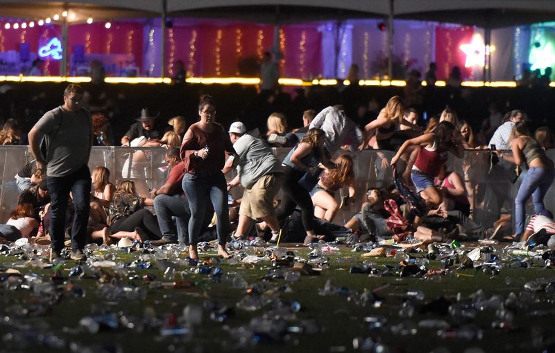 Một góc hiện trường vụ xả súng tại buổi biểu diễn âm nhạc ở Las Vegas ngày 1/10 - Ảnh: Getty/Bloomberg.<br>