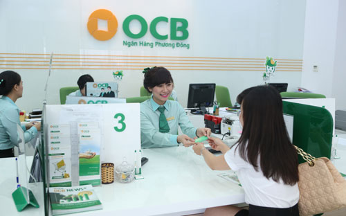 Khách hàng đang giao dịch tại OCB.