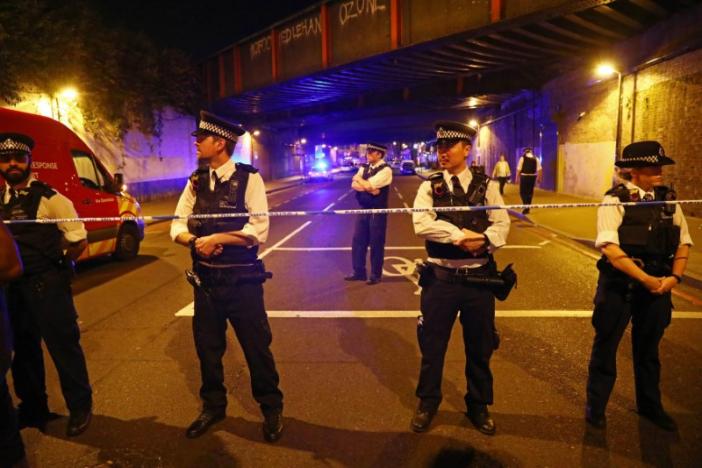 Cảnh sát phong tỏa hiện trường vụ đâm xe bên ngoài nhà thờ Hồi giáo ở London ngày 19/6 - Ảnh: Reuters.<br>