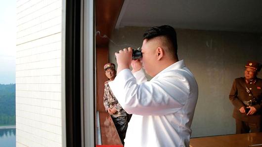 Nhà lãnh đạo Triều Tiên Kim Jong Un đang thị sát một vụ phóng tên lửa - Ảnh: KCNA/CNBC.<br>