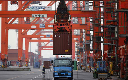 Xếp dỡ container hàng hóa tại một cảng biển ở Tokyo, Nhật Bản.<br>